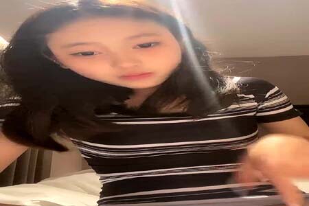 新人下海超嫩妹妹 应要求看看穴 撩起长裙特写 很是紧致粉嫩 轻轻揉搓自摸 有感觉低低呻吟娇喘